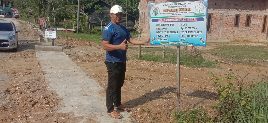 Keuchik Sedang Memantau Pekerjaan Plat Beton yang sudah selesai dikerjakan